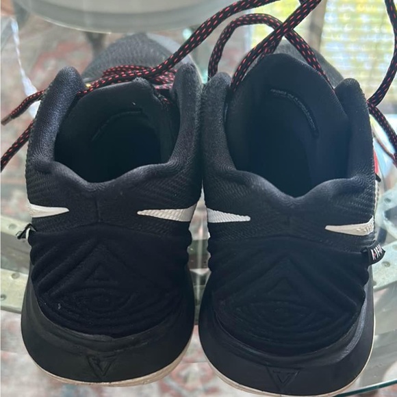 Nike Kyrie - Picture 4 of 8